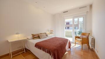 6 bedrooms, free cots/infant beds, bed sheets