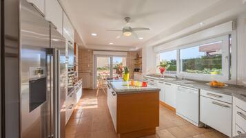 Microwave, dishwasher, coffee/tea maker, cookware/dishes/utensils