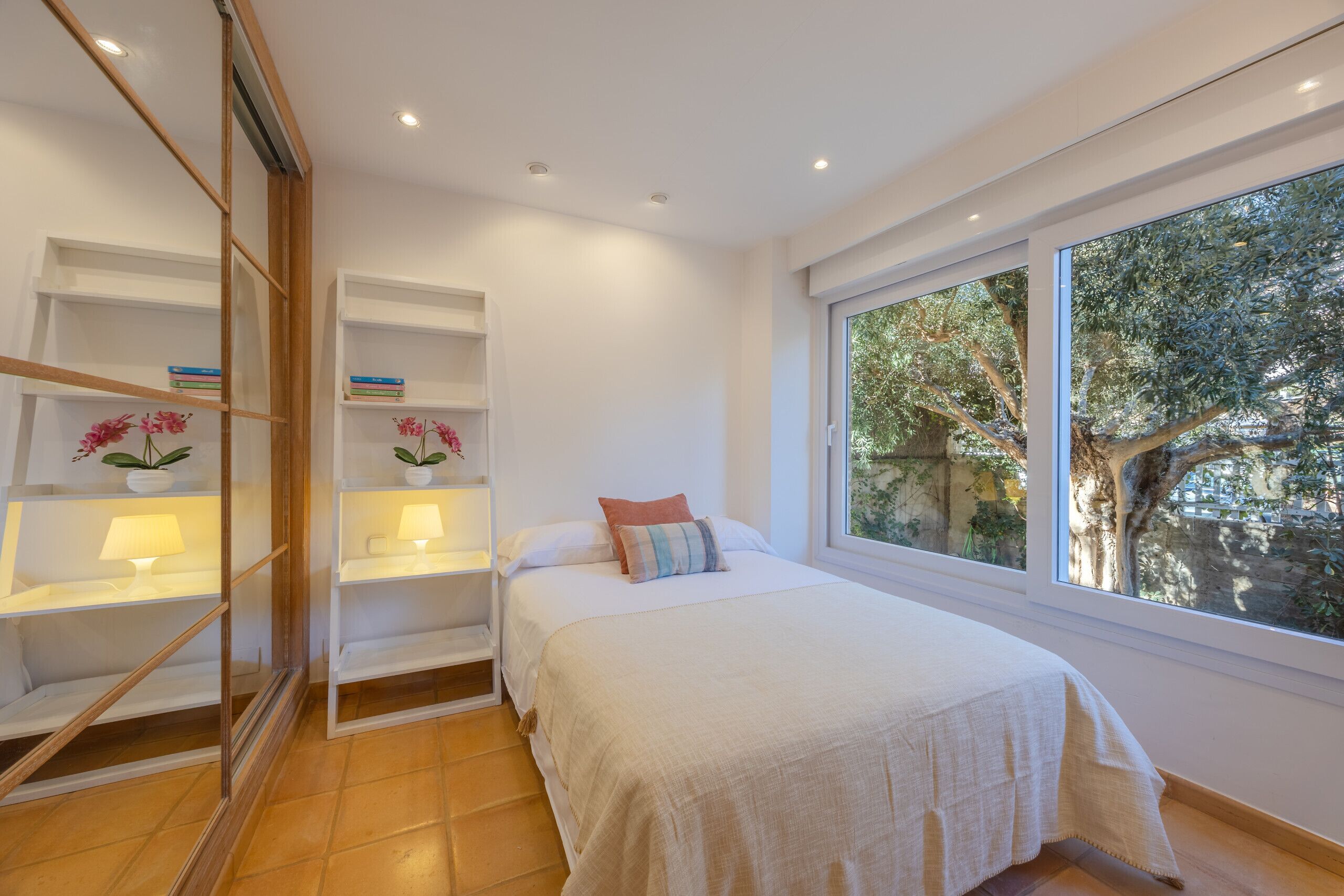 6 bedrooms, free cots/infant beds, bed sheets