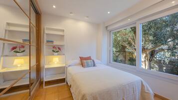 6 bedrooms, free cots/infant beds, bed sheets