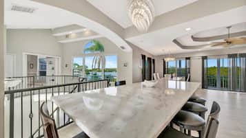 House | 6 bedrooms, desk, Internet