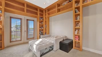 House | 6 bedrooms, desk, Internet