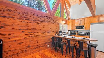 Réfrigérateur, four à micro-ondes, surface de cuisson, cafetière-théière