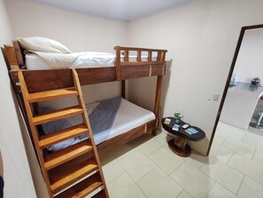 2 bedrooms, WiFi, bed sheets - 2 minutes from downtown La Fortuna. Private Jacuzzi. Air conditioning. (La Fortuna)