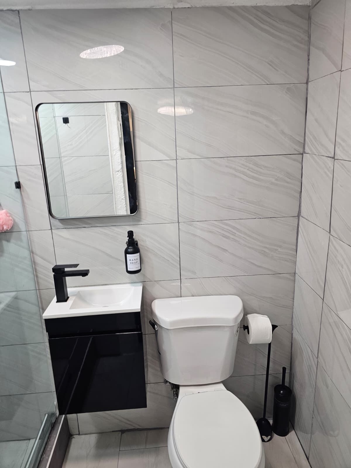 Secadora de cabello, jabón, papel de baño 
