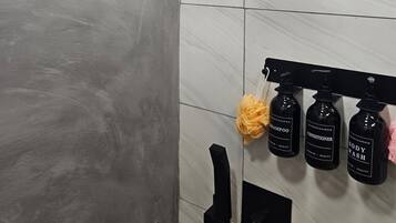 Haartrockner, Seife, Toilettenpapier
