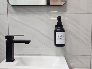 Sèche-cheveux, savon, papier toilette