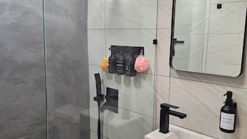 Een haardroger, zeep, toiletpapier