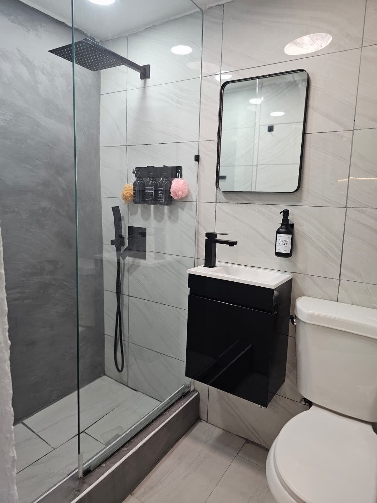 Secadora de cabello, jabón, papel de baño 