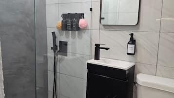 Secadora de cabello, jabón, papel de baño