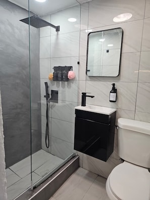SĂšche-cheveux, savon, papier toilette
