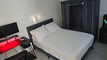 1 habitación, tabla de planchar con plancha, wifi y ropa de cama