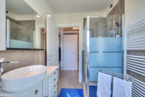 Standard-Apartment, Mehrere Schlafzimmer (Appartamento Residenza Chiara) | Badezimmer | Duschwanne, Haartrockner, Bidet, Handtücher