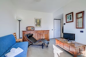 Apartamento estándar, 1 habitación, balcón (Appartamento Residenza Chiara) | Zona de estar | Televisión de pantalla plana de 21 pulgadas con canales por cable