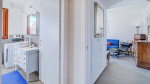 Unclassified image, 5 of 28, button - Appartamento Residenza Chiara: Sunny Balcony and Mountain View (Laveno Mombello)