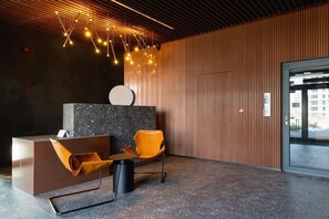 Stylish lobby/lounge area with designer furniture and cozy lighting. - Stylish Apartment | 800 m from Spodek and Balcony (Katowice)