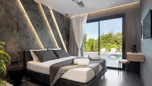 Ein modernes Schlafzimmer mit einem großen Bett, einem Schreibtisch und Blick ins Freie.