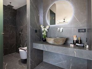 Douche, baignoire à jets, sèche-cheveux, serviettes fournies