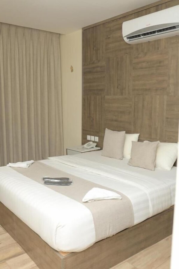 خزنة داخل الغرفة وتجهيزات عازلة للصوت وواي فاي مجانًا