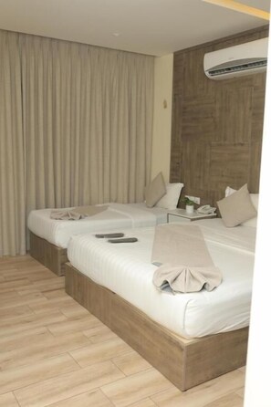 خزنة داخل الغرفة وتجهيزات عازلة للصوت وواي فاي مجانًا