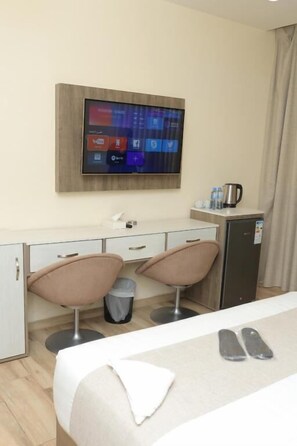 خزنة داخل الغرفة وتجهيزات عازلة للصوت وواي فاي مجانًا