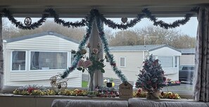 Casa móvil Confort, 3 habitaciones, Aire acondicionado, junto a la playa | Sala de estar | Smart TV de 32 pulgadas con canales digitales