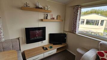 Comfort Mobile Home, 3 Bedrooms, Air conditioning, Beachside | Living room | 32-inch Smart TV with cable channels