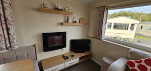 Comfort Mobile Home, 3 Bedrooms, Air conditioning, Beachside | Living room | 32-inch Smart TV with cable channels - Willerby Seasons (Morecambe)