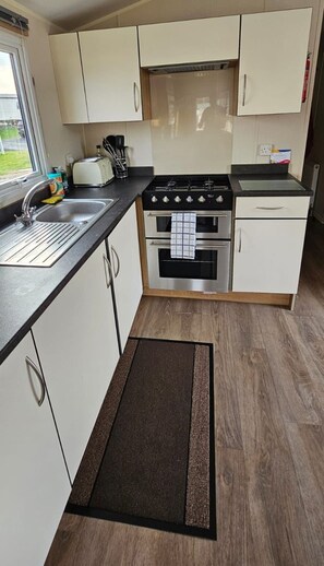 Comfort Mobile Home, 3 Bedrooms, Air conditioning, Beachside | Private kitchen | Fridge, microwave, oven, stovetop - Willerby Seasons (Morecambe)