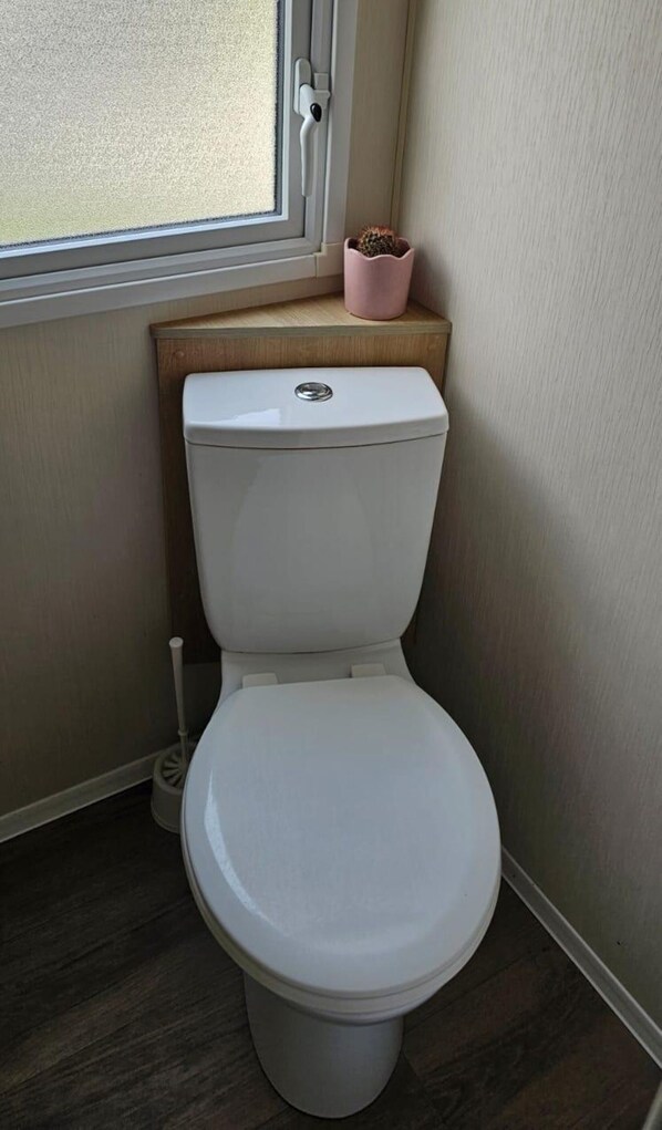 Comfort Mobile Home, 3 Bedrooms, Air conditioning, Beachside | Bathroom | Shower, hair dryer, towels, soap