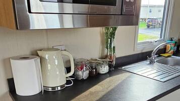 Comfort Mobile Home, 3 Bedrooms, Air conditioning, Beachside | Private kitchen | Fridge, microwave, oven, stovetop