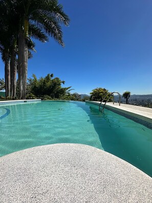 Una piscina cubierta