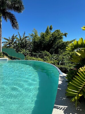 من حمّامات السباحة المغطاة