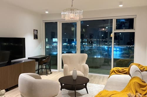 Luxury-Apartment, Balkon, Meerblick | Wohnbereich | 55-Zoll-Smart-TV mit Satellitenempfang