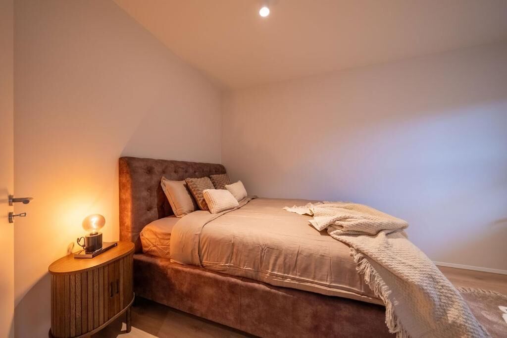 Luxury-Apartment, Balkon, Meerblick | Bügeleisen/Bügelbrett, kostenloses WLAN
