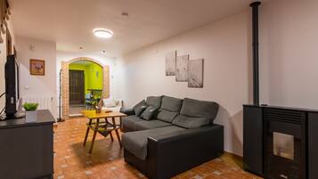 Een televisie en een open haard