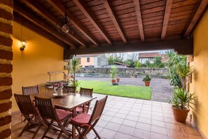 Outdoor dining - Holiday Home 'La Trasmerana' with Mountain Views (Cantabria)