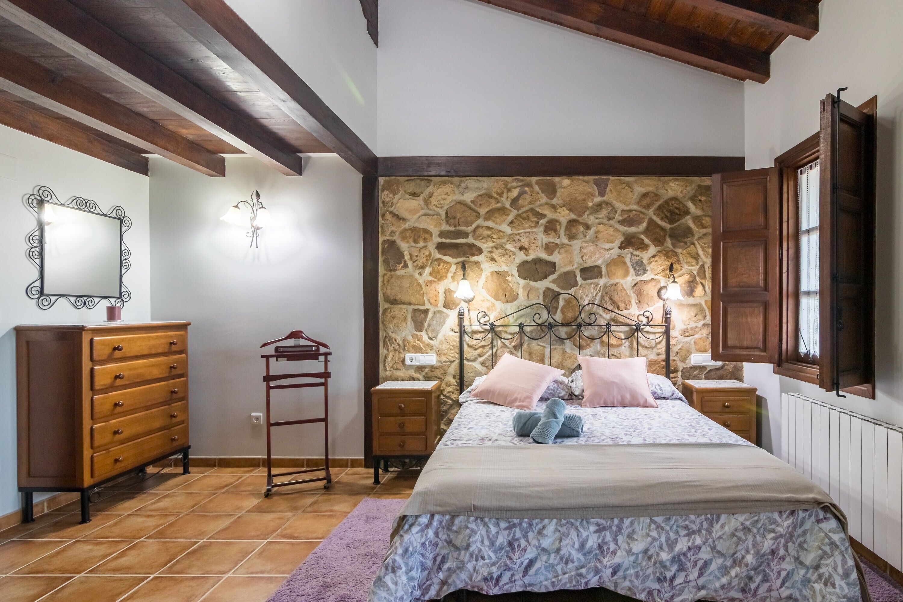 Een strijkplank/strijkijzer, wifi, beddengoed