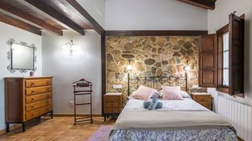 Een strijkplank/strijkijzer, wifi, beddengoed