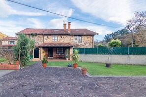 Exterior - Holiday Home 'La Trasmerana' with Mountain Views (Cantabria)