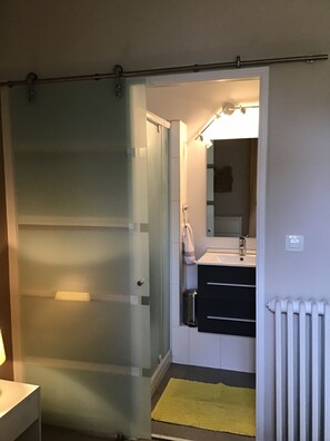 Haartrockner, Handtücher, Seife, Toilettenpapier