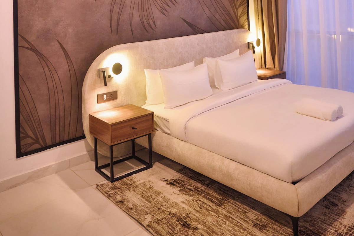 Caixa forta a l'habitació i escriptori