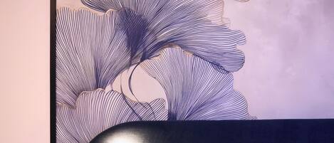 Pengeskab på værelset, skrivebord, arbejdsområde til bærbare computere