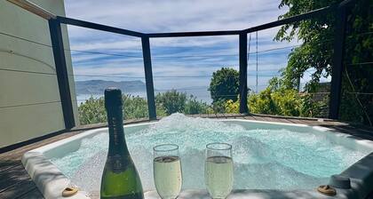 Glorious weather in Cape Town rn! Hot tub, Sea Views, secure parking, nr beach