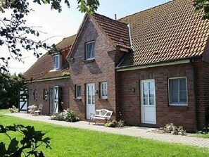 Exterior - Apartment 'Inselliebe' with Private Terrace, Shared Garden & Wi-Fi (Pellworm)