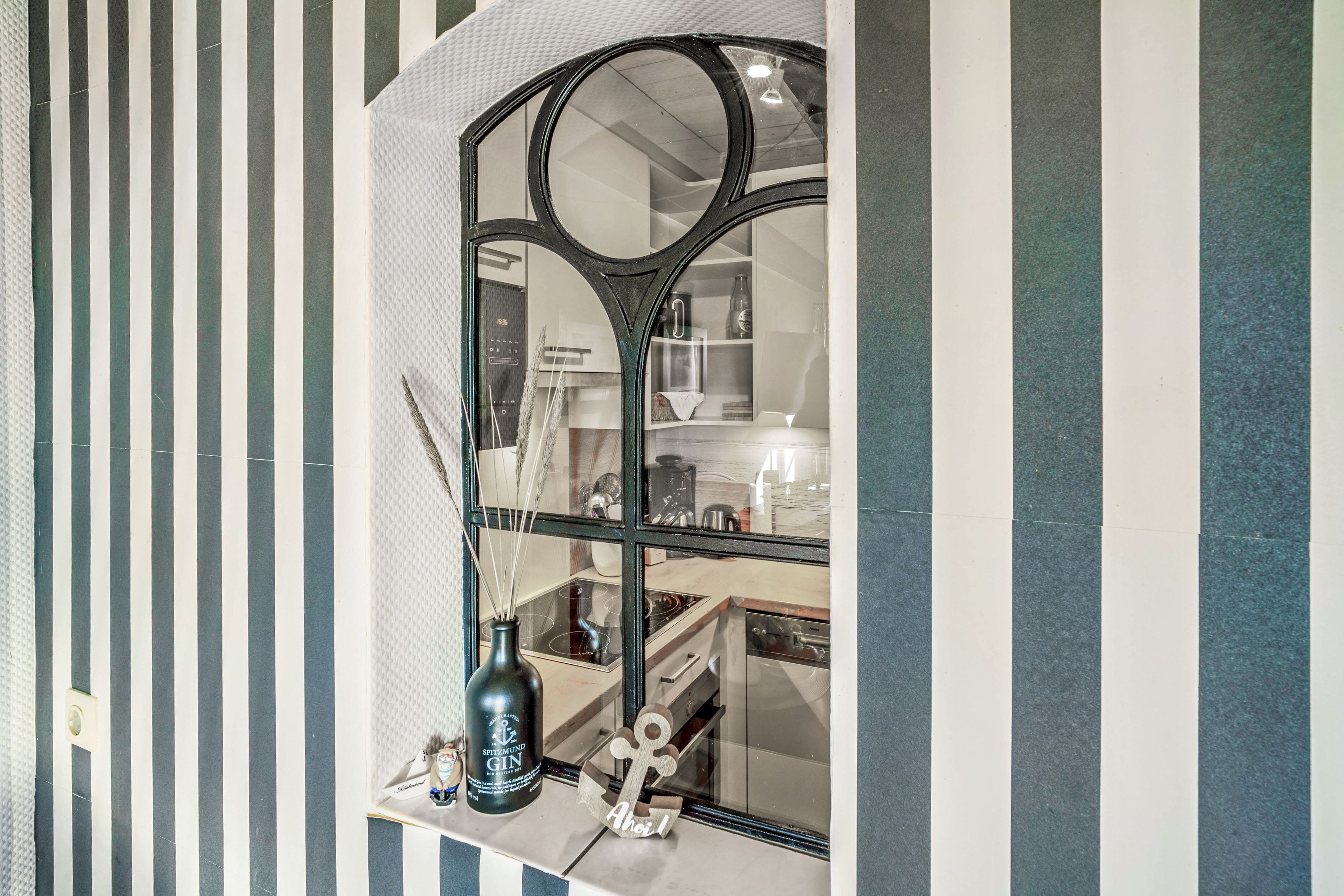 Une cuisine au design moderne, dotée d’un évier en acier inoxydable, d’une cuisinière et d’un réfrigérateur.