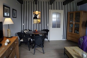 Dining - Apartment 'Inselliebe' with Private Terrace, Shared Garden & Wi-Fi (Pellworm)
