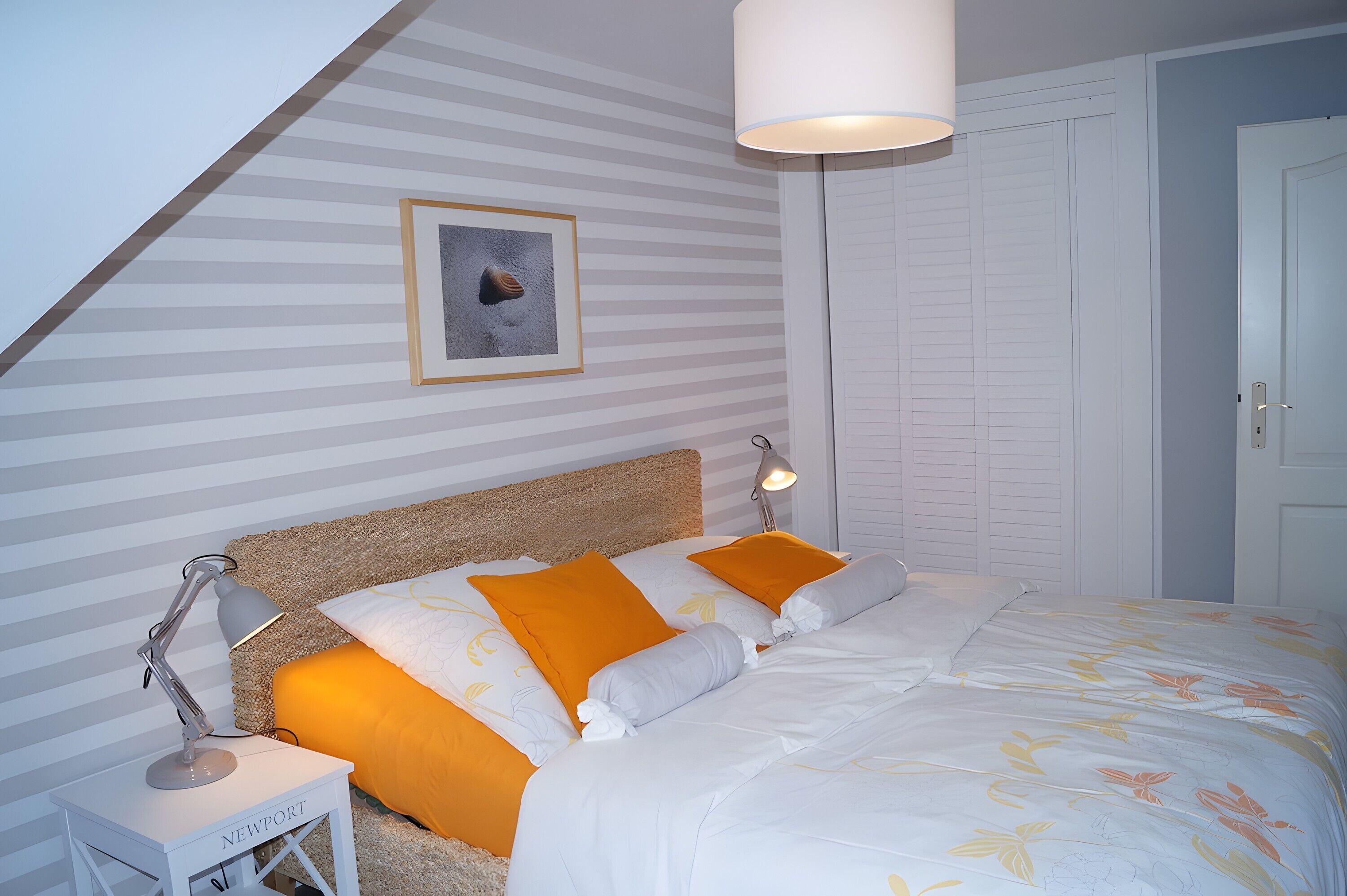 Silitysrauta/-lauta, Wi-Fi, vuodevaatteet