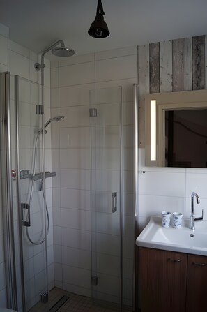 Shower, hair dryer, towels - Apartment 'Windsbraut' with Private Terrace, Shared Garden & Wi-Fi (Pellworm)