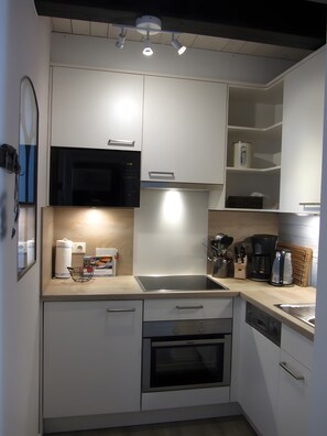 Jääkaappi, mikroaaltouuni, uuni, liesi